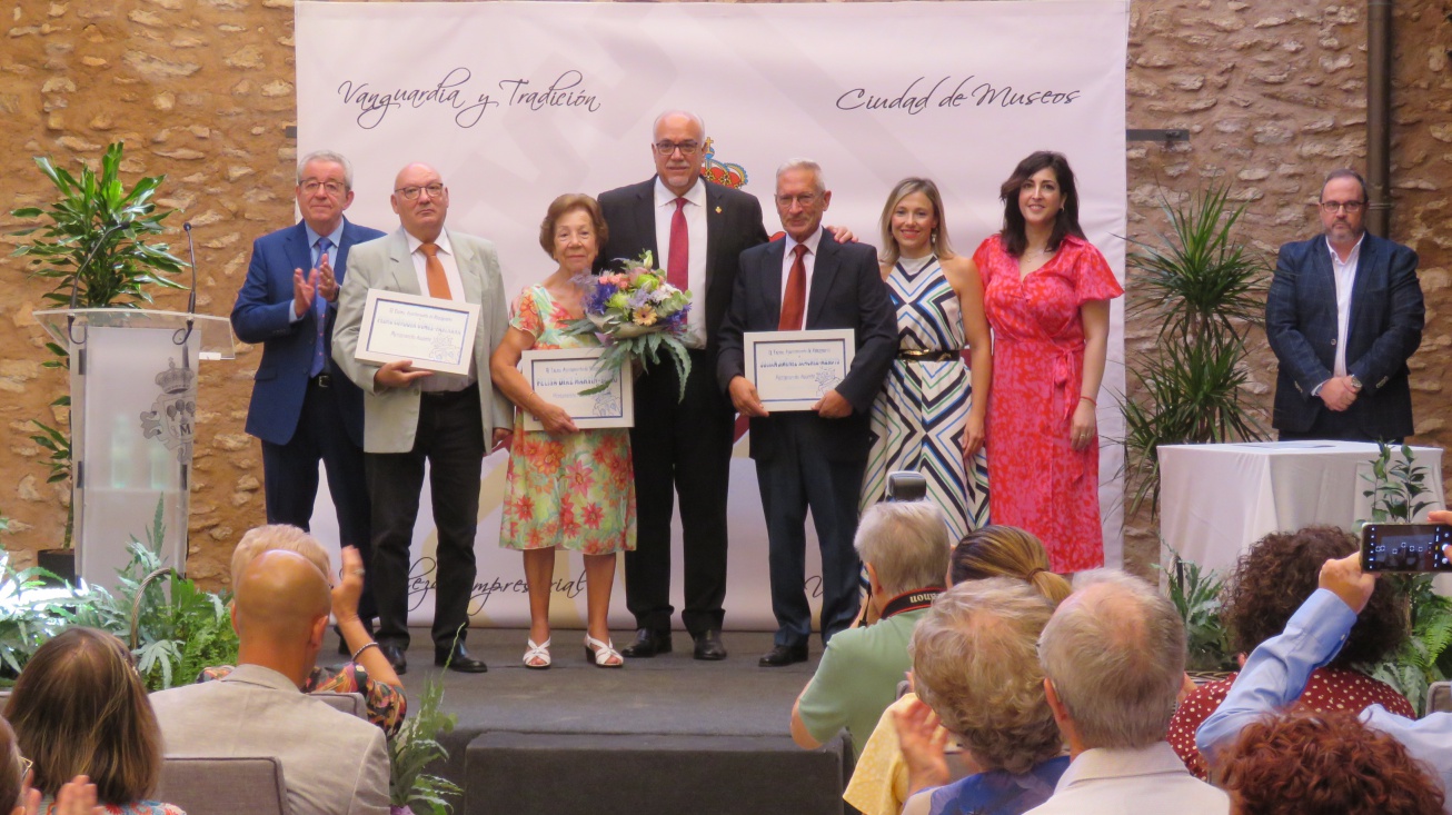 Los homenajeados posan junto al alcalde y miembros de la corporación municipal