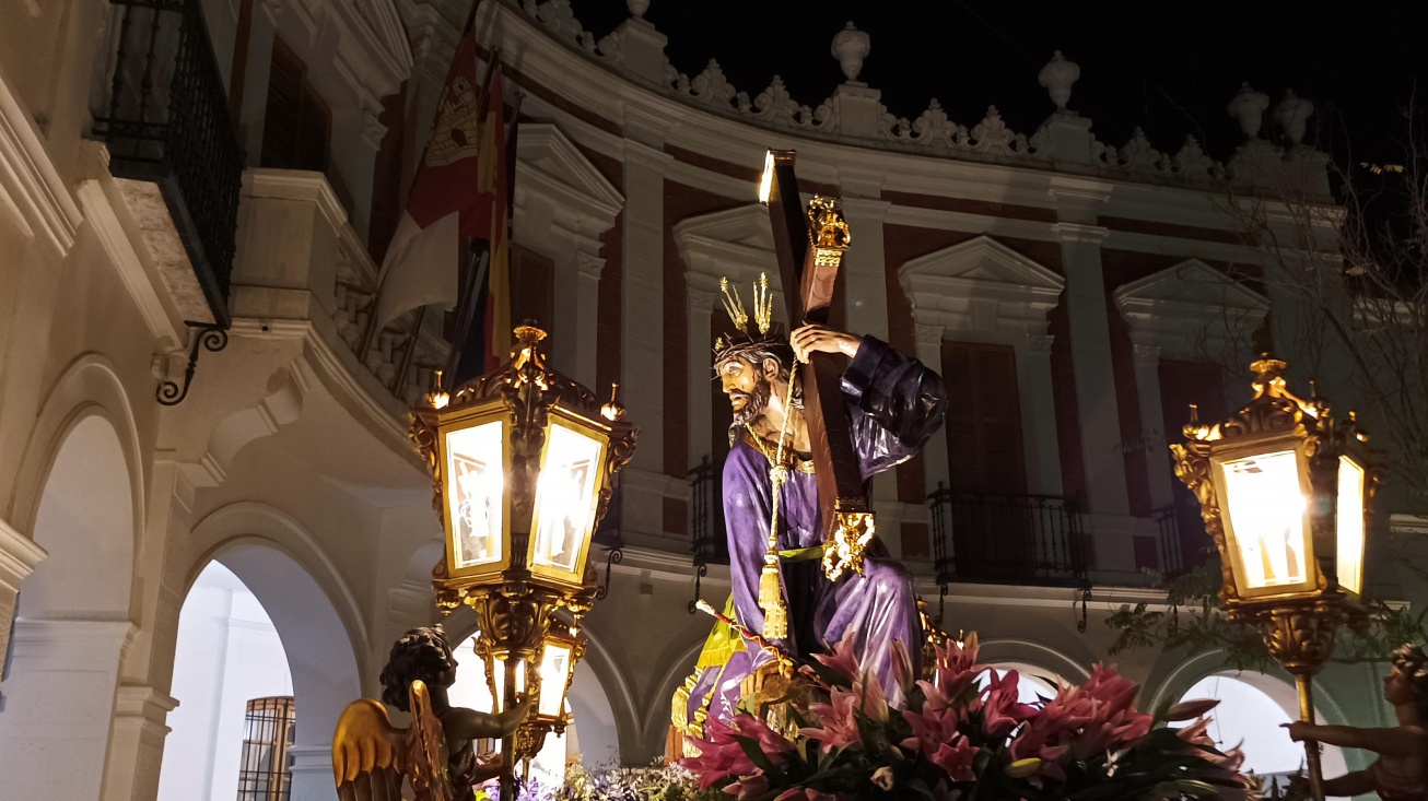 Imagen de Nuestro Padre Jesús del Perdón a su paso ante el Ayuntamiento de Manzanares