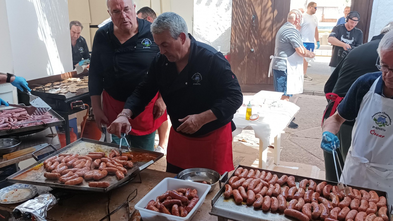 Miembros de La Almorta prepararon la barbacoa de la comida popular