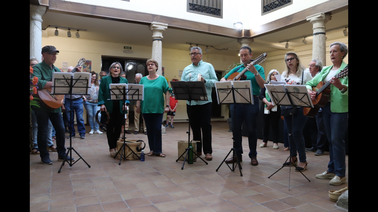 Imagen de archivo Folk Airén en la inauguración de las cruces de mayo 2023