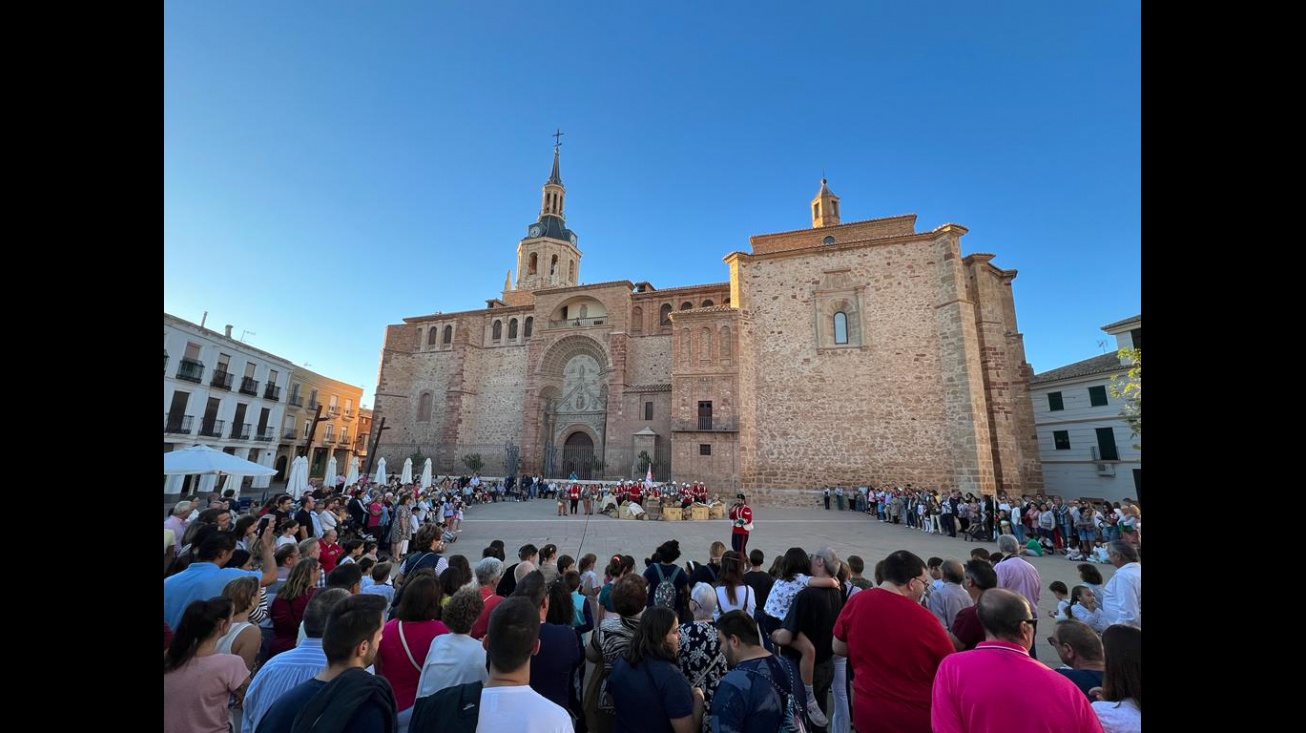 Numeroso público asistió a la recreación en la plaza de la guerra anglo zulú