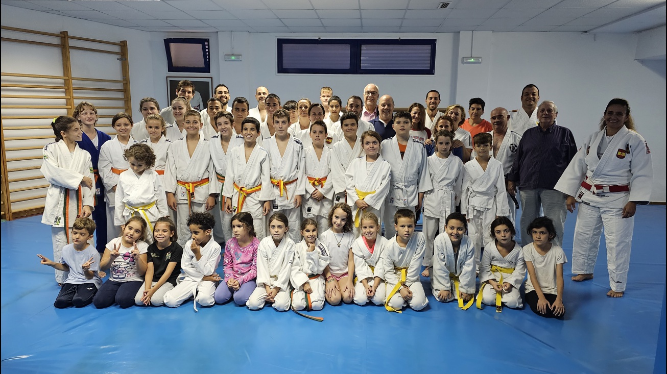 Alumnado y autoridades junto a miembros del Club de Judo