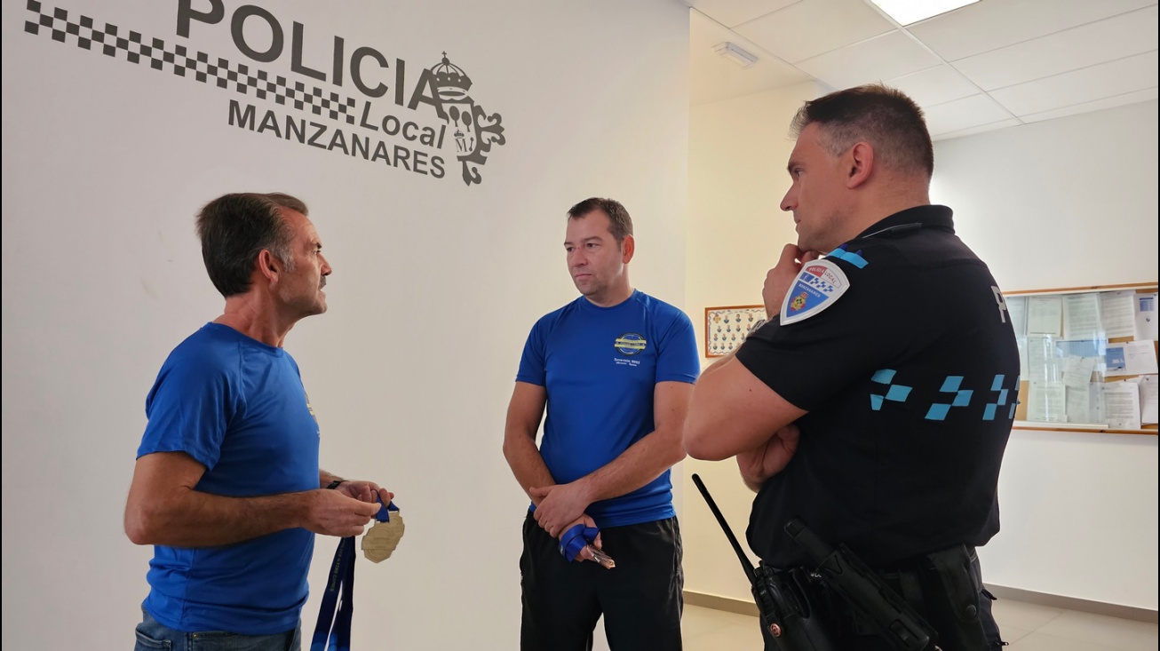 Santos Ruiz y Manolo Pastor con Javier Nieto-Márquez, jefe de la Policía Local de Manzanares