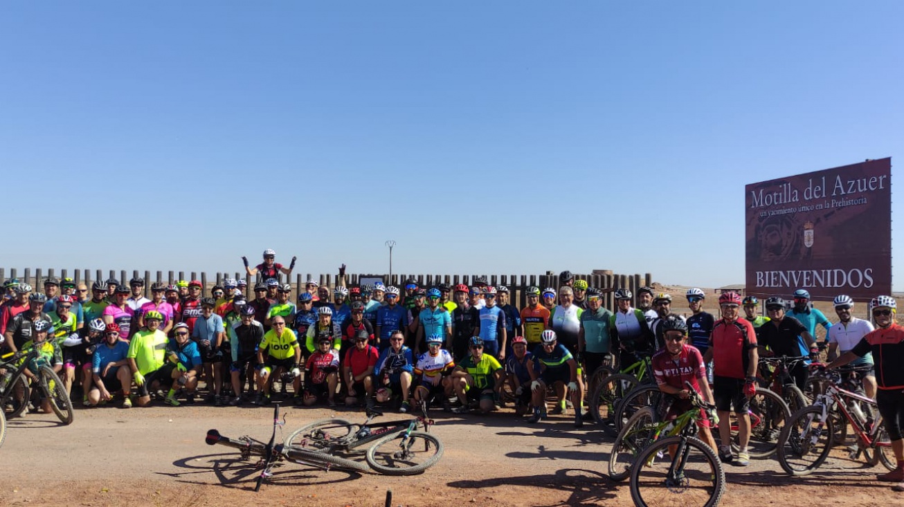 Participantes en la puerta de la Motilla del Azuer