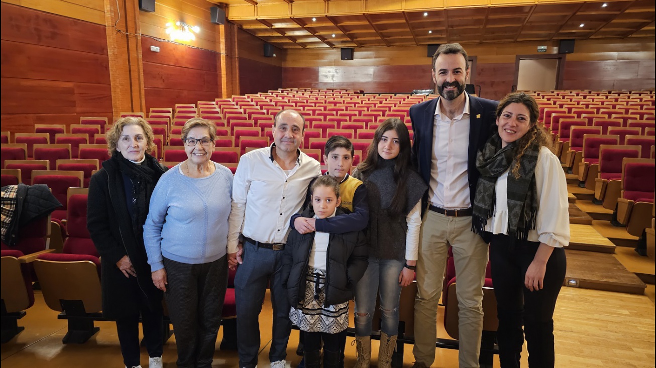 Daniela Hernán en el estreno de 'O corno' con su familia y el concejal de Cultura
