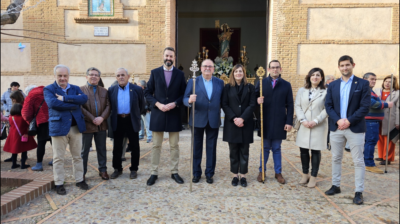 Autoridades municipales junto a miembros de la hermandad y al pregonero