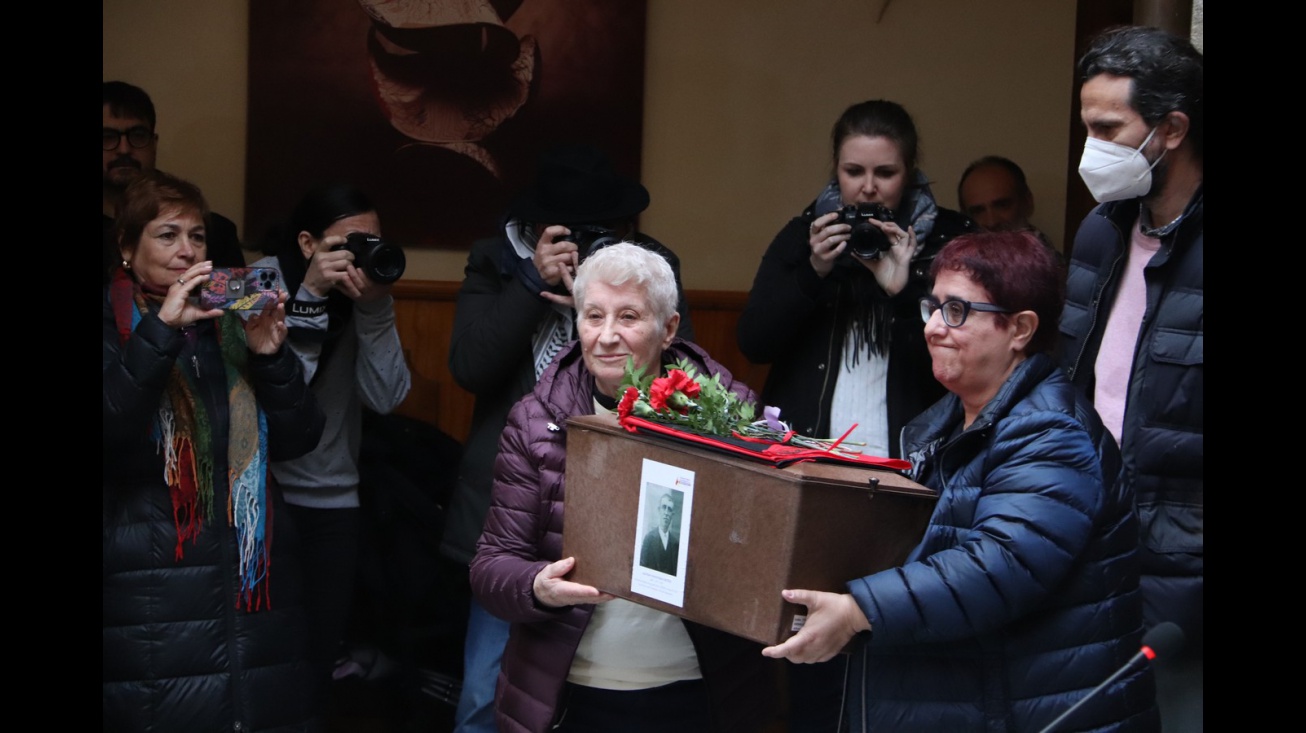 Entrega de restos a familiares de represaliados del franquismo en el CC Ciega de Manzanares