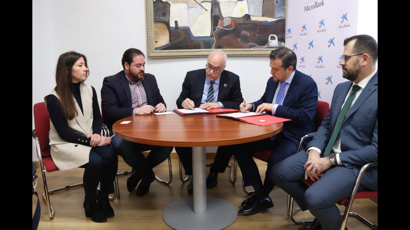 Firma del convenio de colaboración entre el Ayuntamiento de Manzanares y MicroBank
