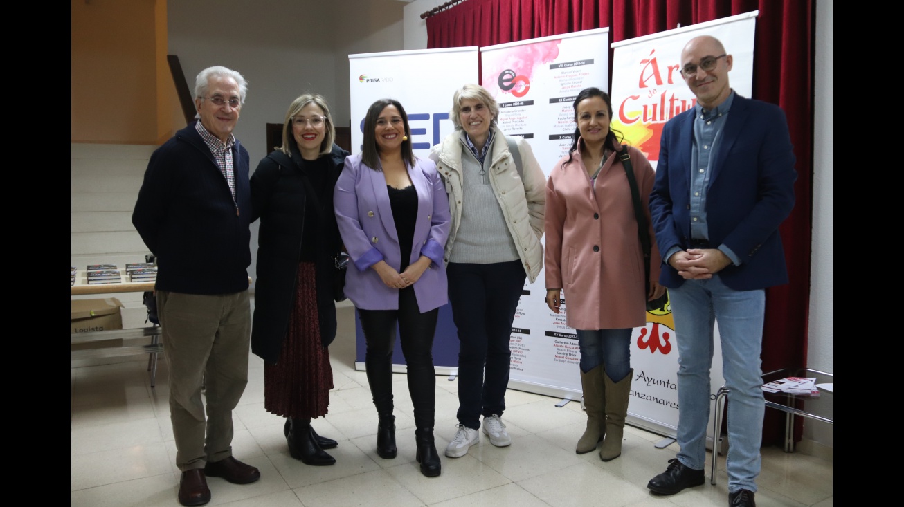 Paloma del Río junto a representantes municipales y miembros de la Escuela de Ciudadanía