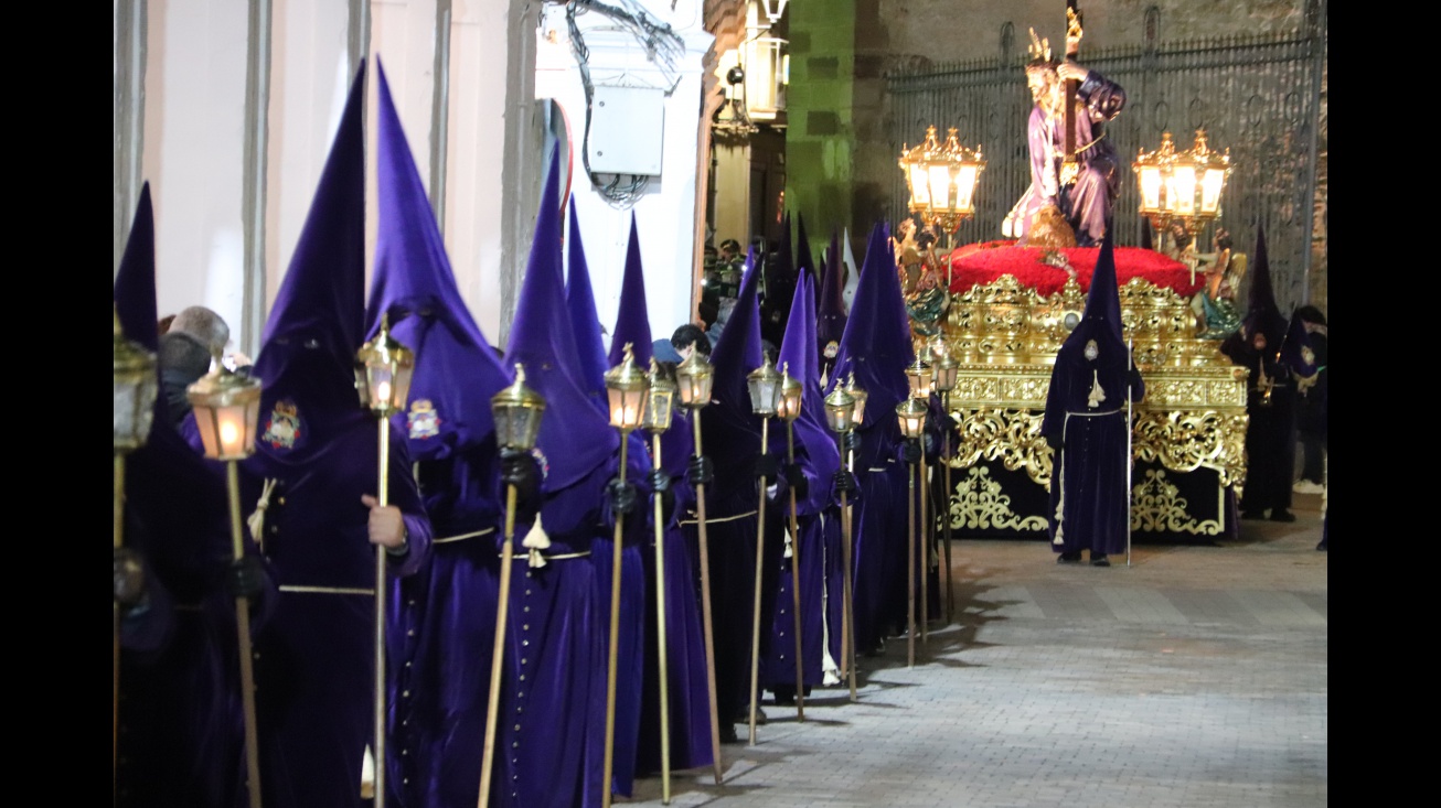 Procesión del Silencio a su paso por la plaza de la Constitución