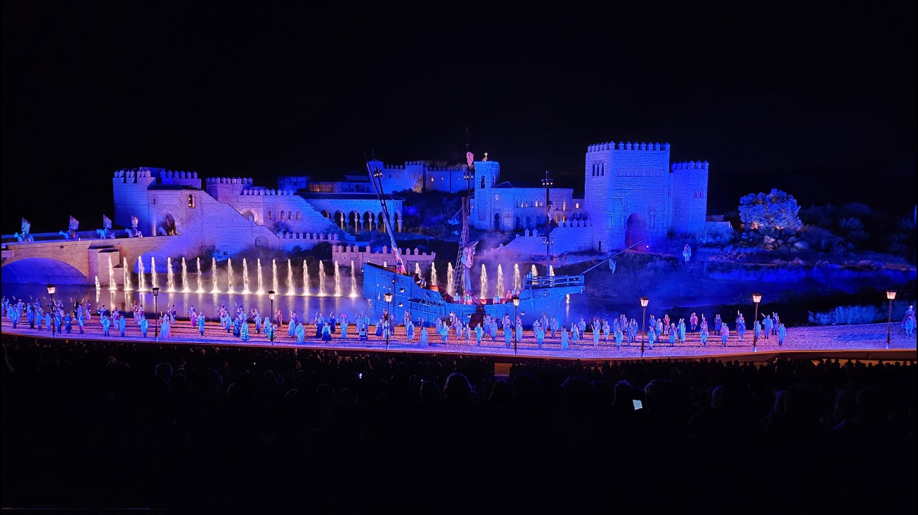 Saludo final en el espectáculo nocturno de Puy du Fou