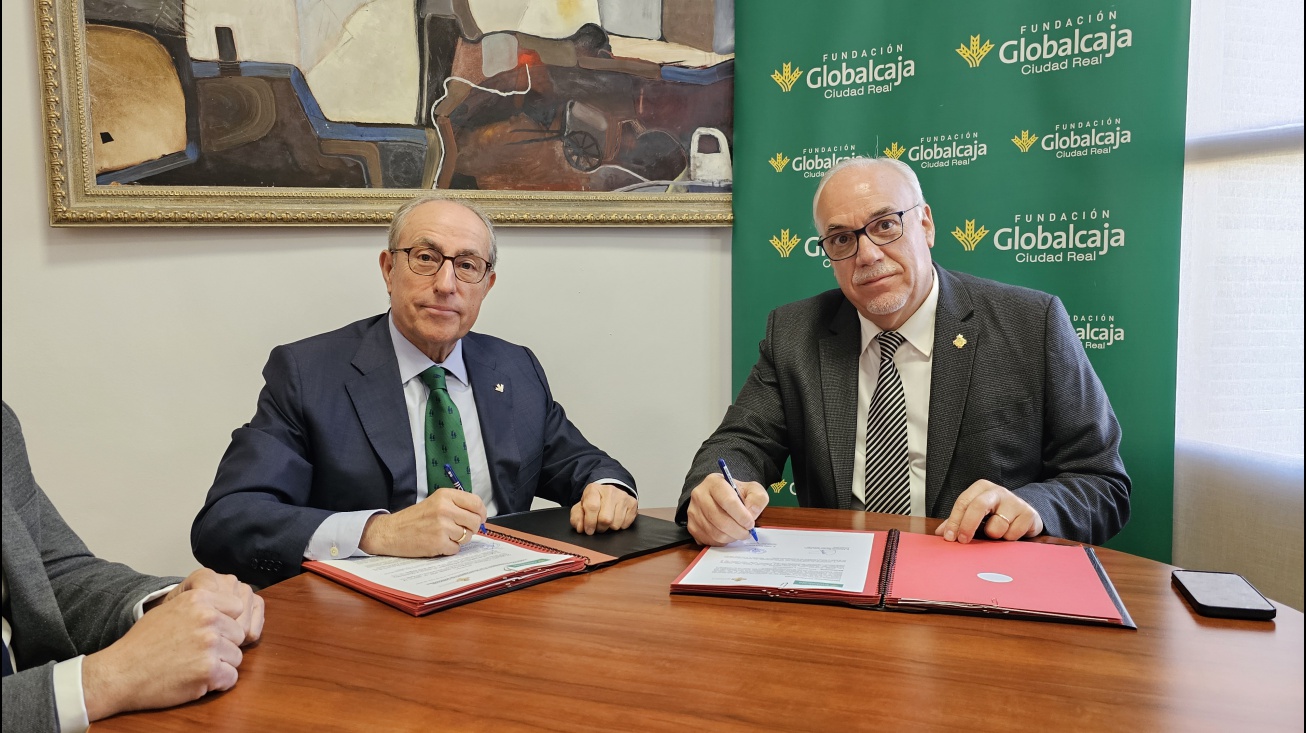 Mariano León y Julián Nieva firmaron el convenio en el Ayuntamiento de Manzanares