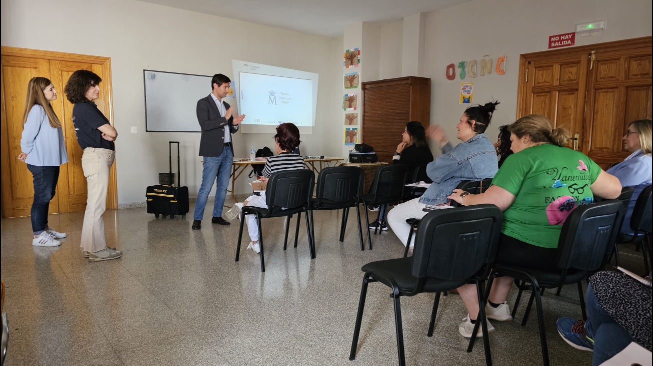 Palacios ha saludado a las participantes en el curso