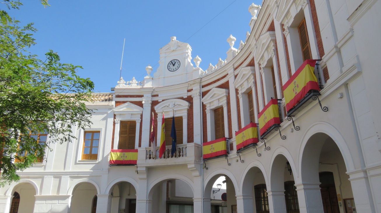 Fachada del Ayuntamiento en día festivo