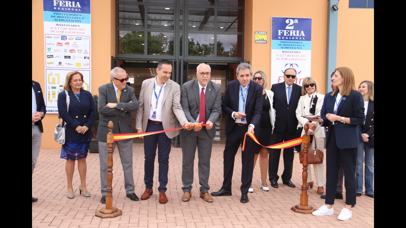 Corte de cinta inaugural de la feria