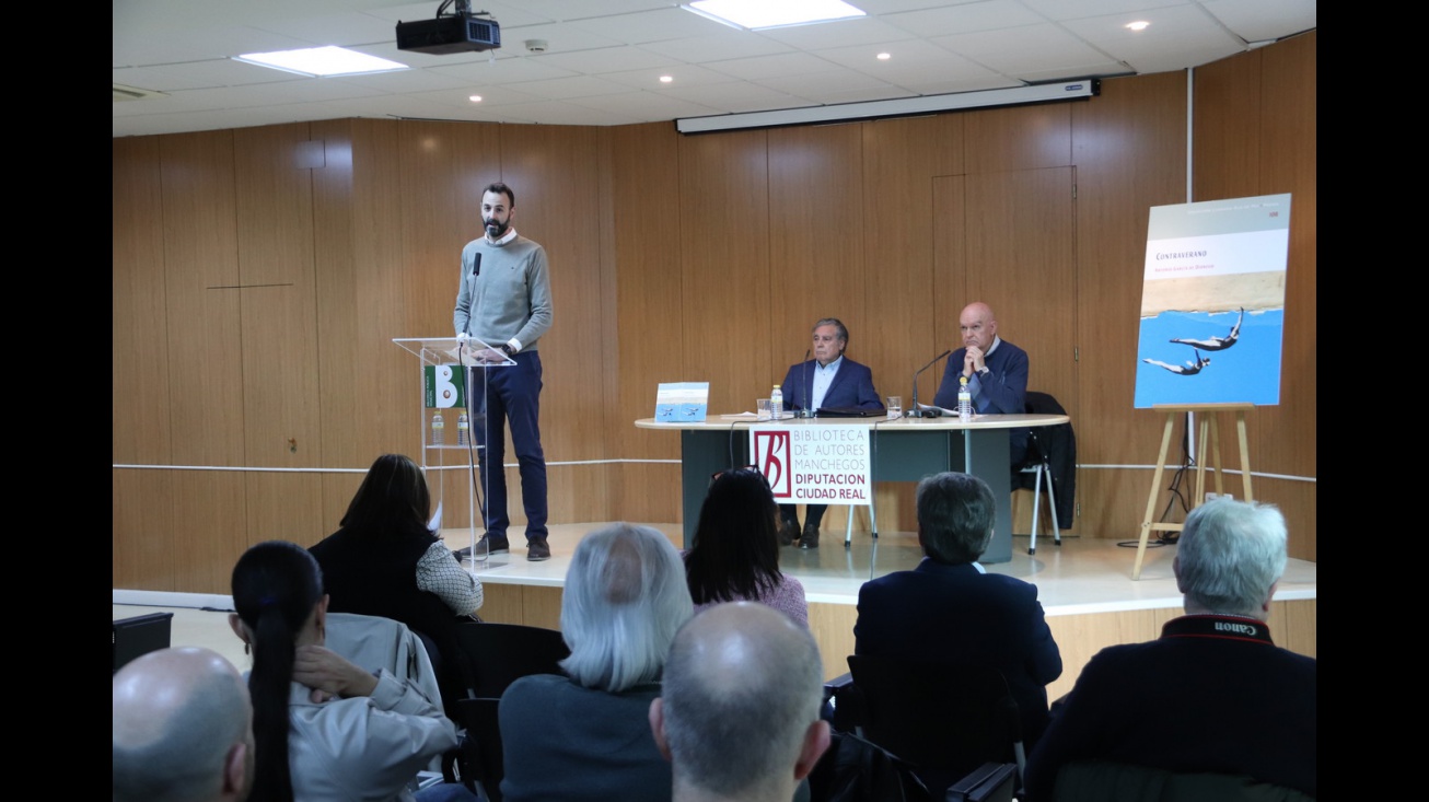 Presentación del poemario 'Contraverano' de Antonio García de Dionisio