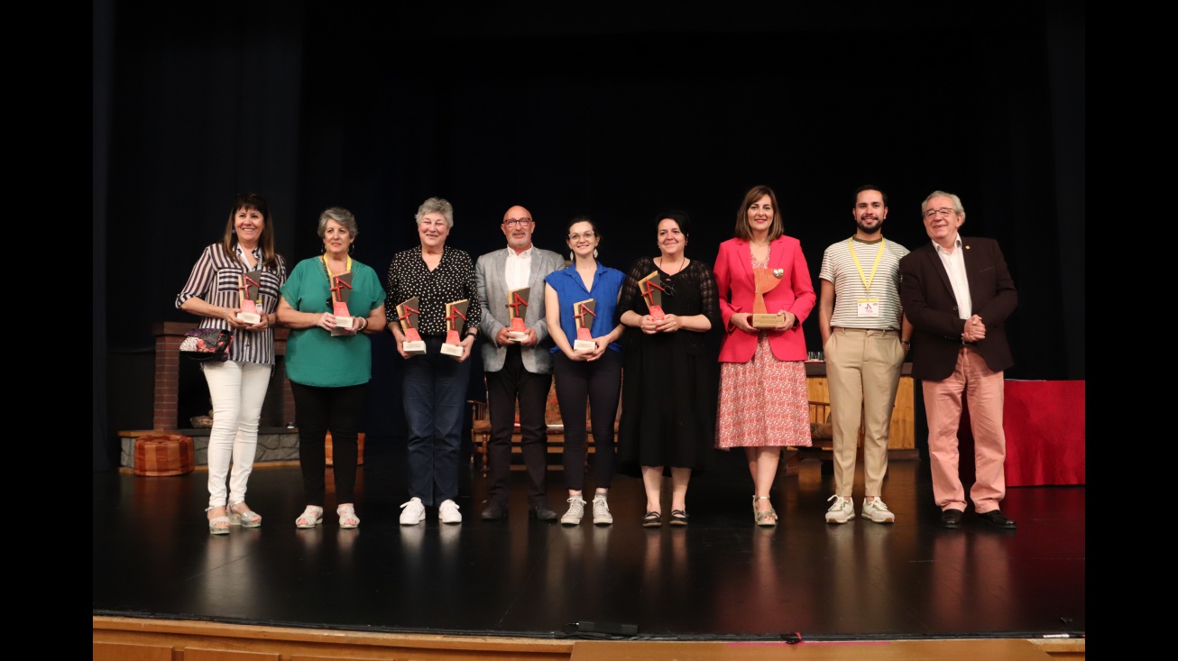 Representantes de los grupos premiados en la segunda edición junto a autoridades locales