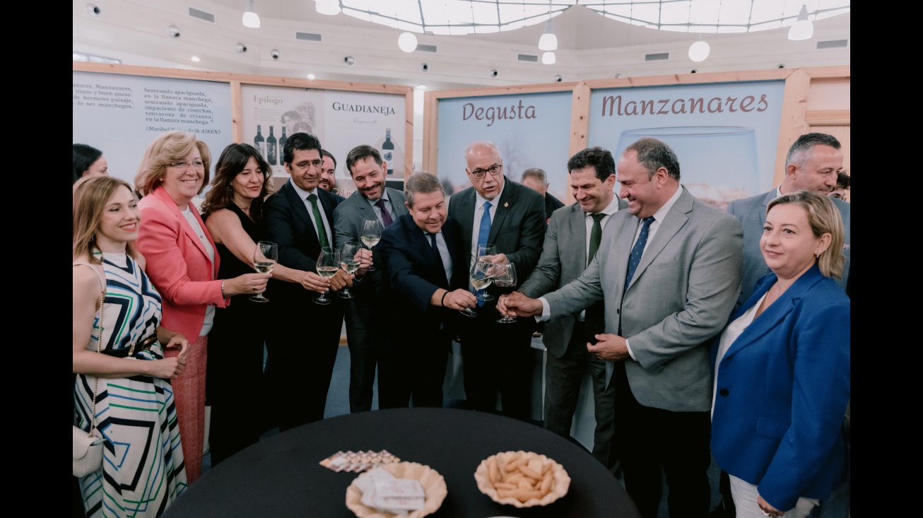 Brindis de autoridades en el estand Degusta Manzanares