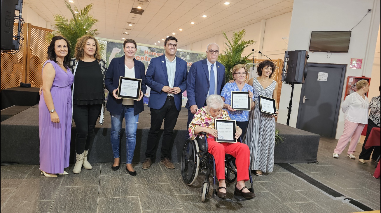 Autoridades y homenajeadas