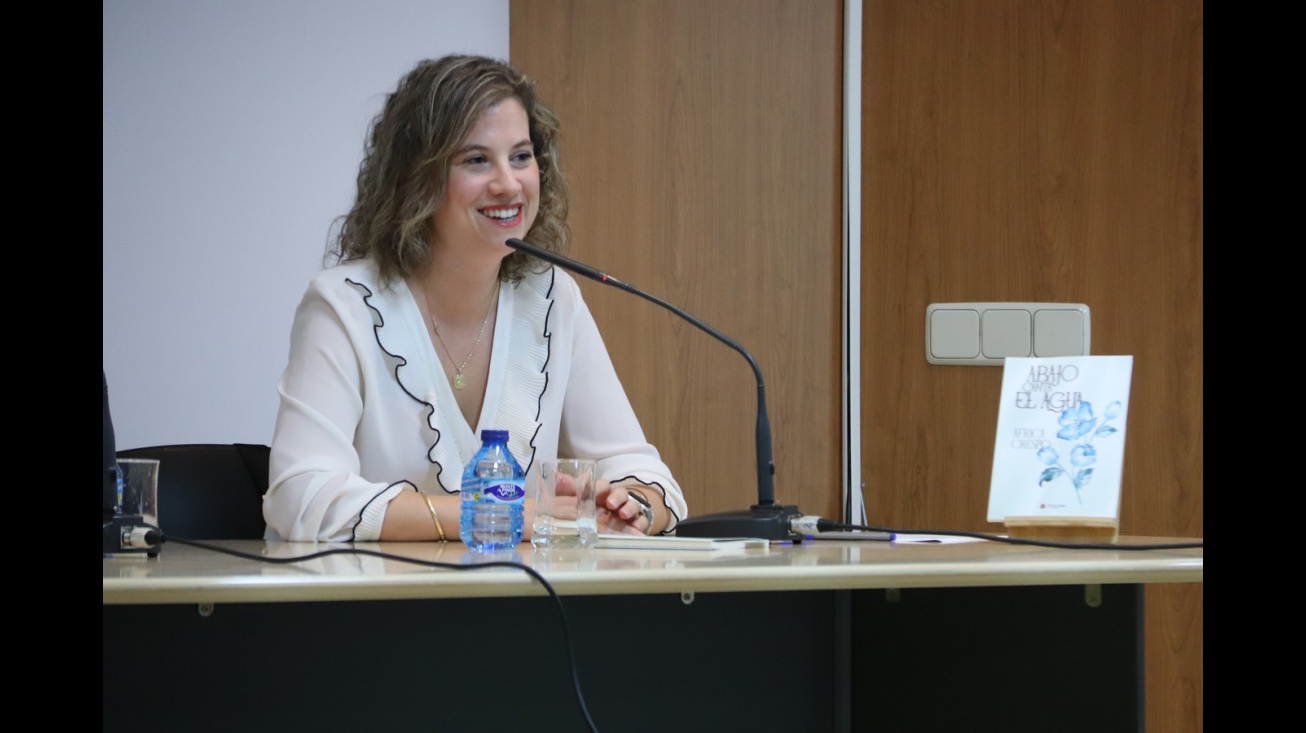 Presentación de 'Abajo canta el agua' de África Crespo