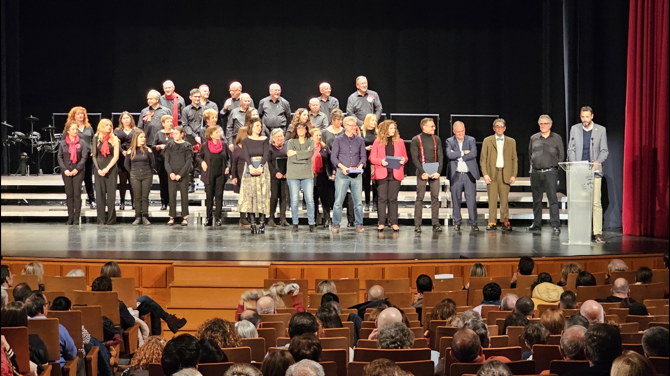 Momento de la clausura de la Muestra Escolar de Villancicos por el concejal de Cultura