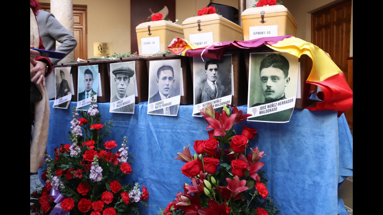 Acto de entrega de los cuerpos recuperados de las fosas 1 y 2 del cementerio de Manzanares