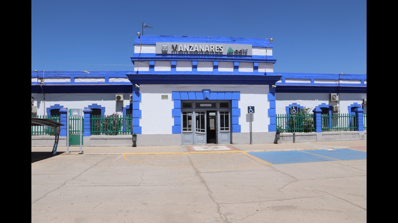 Fachada de la estación de ferrocarril de Manzanares