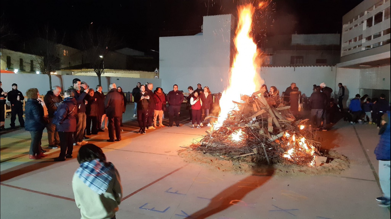 La lumbre se celebró en el patio del colegio