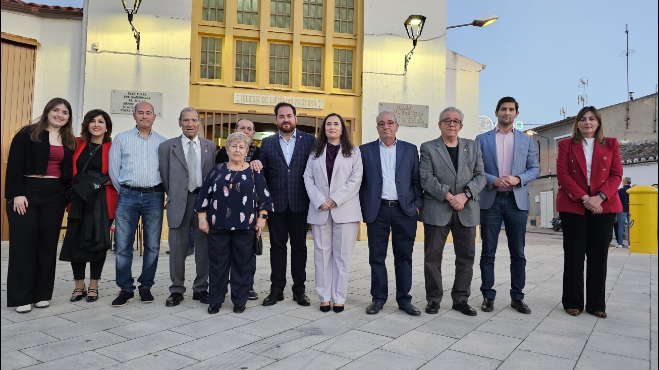 Autoridades junto al pregonero y miembros de la AAVV Divina Pastora