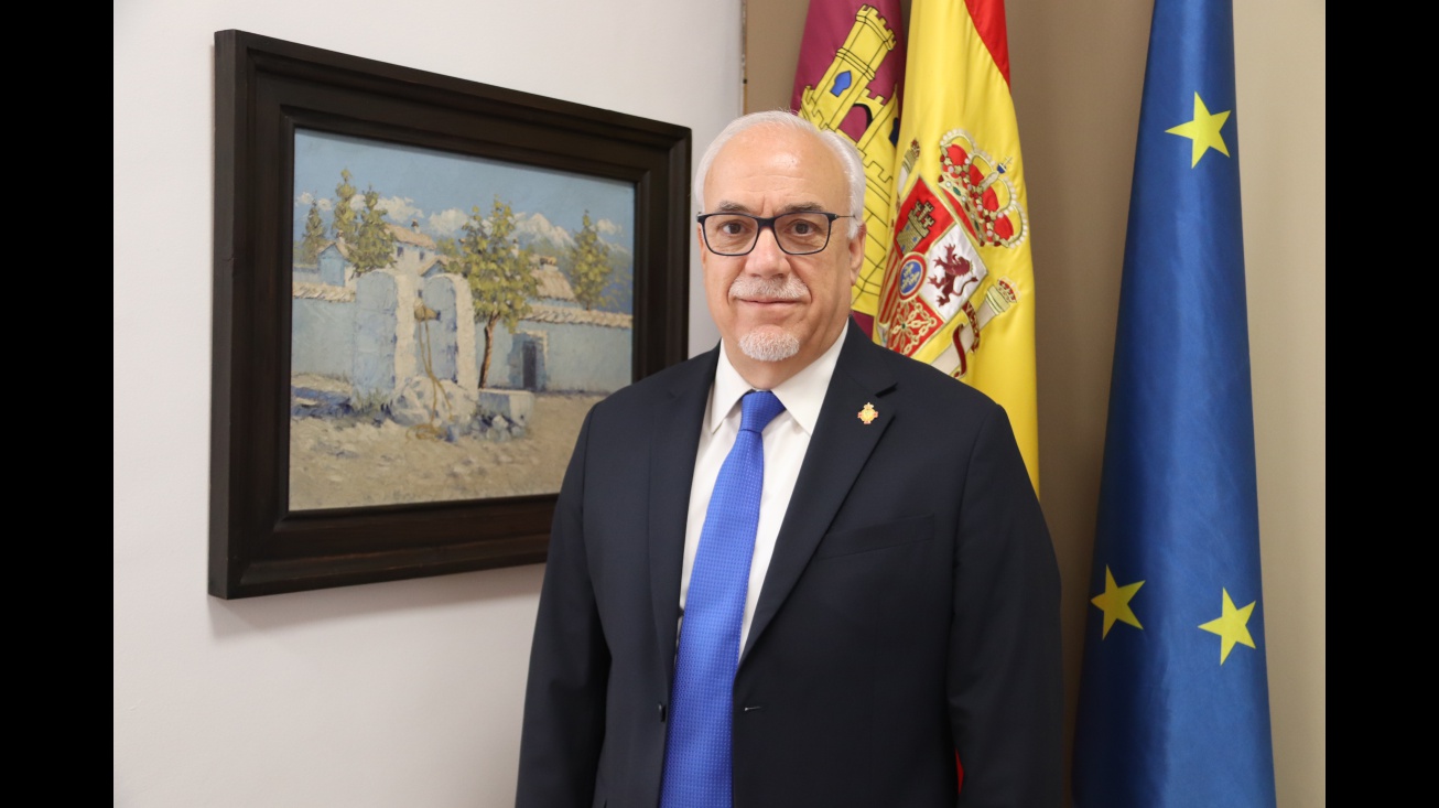 Julián Nieva en el despacho de alcaldía