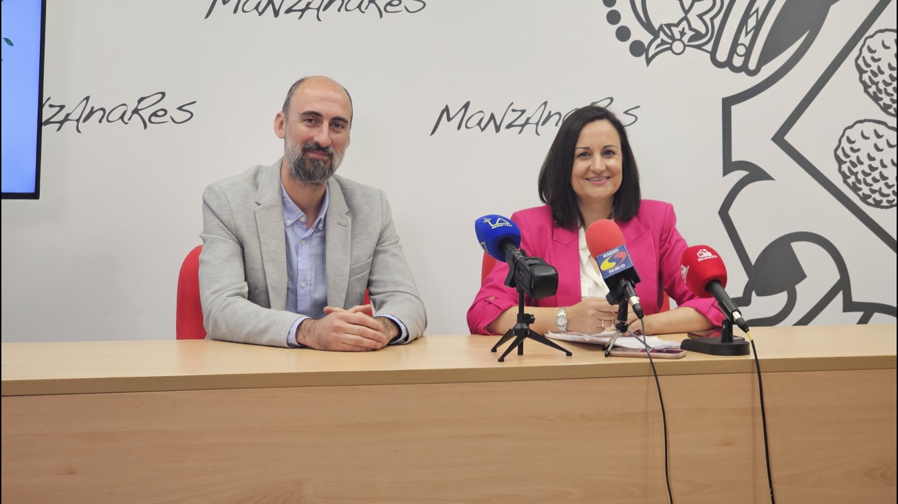 El doctor Javier Domínguez y Prado Zúñiga en rueda de prensa