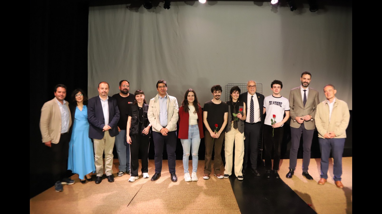 Estreno de Bajo la tierra que pisamos en Manzanares