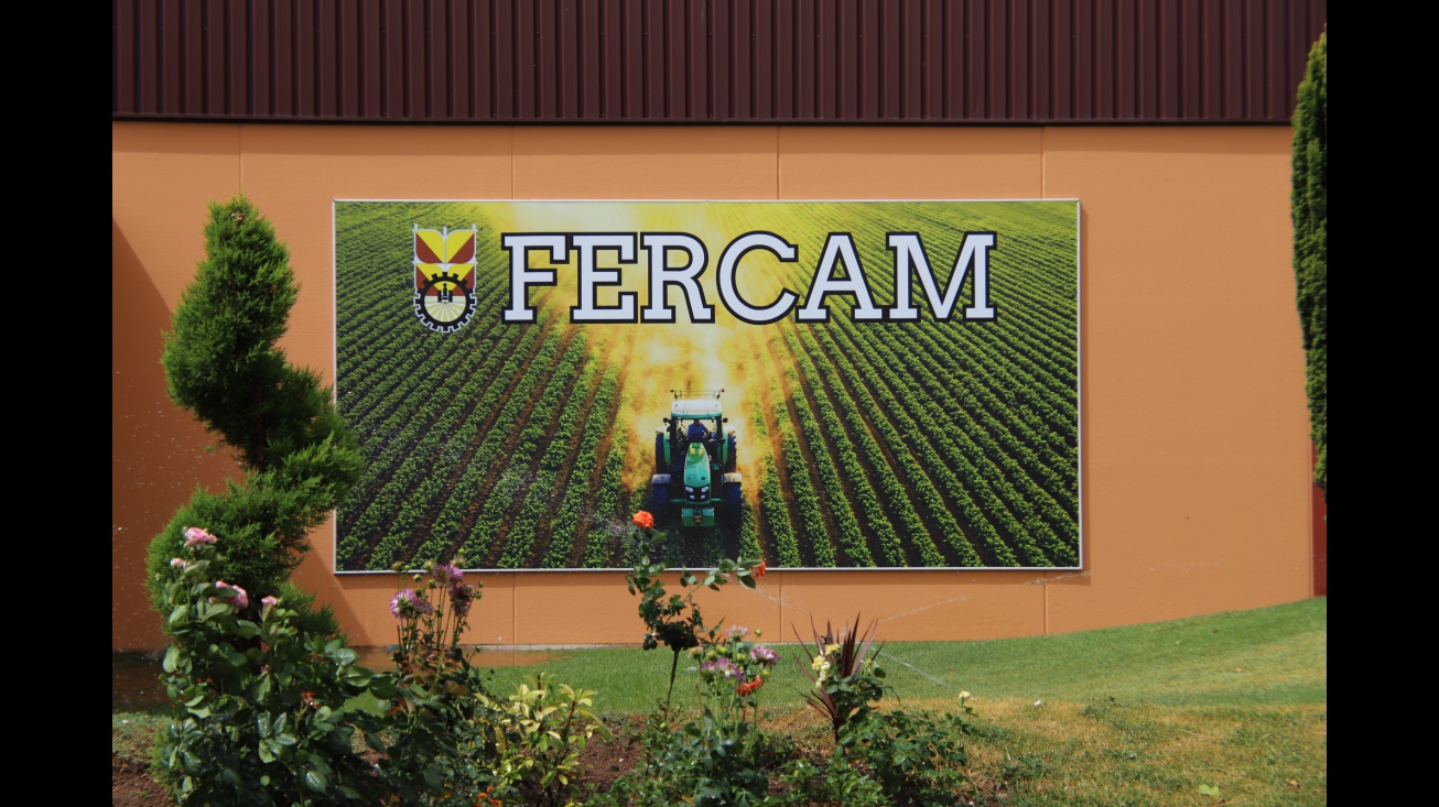 Cartel en el exterior del Pabellón de Muestras del recinto ferial