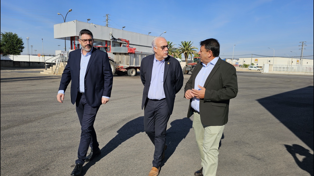Julián Nieva visita la cooperativa junto al gerente y al presidente de la entidad