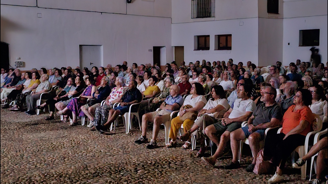 El público llenó la proyección de cine social solidario 