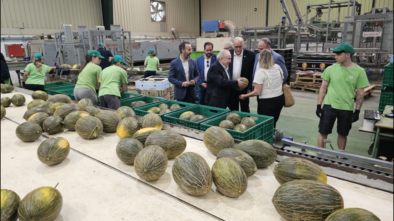Antonio Atienza muestra uno de los melones a las autoridades