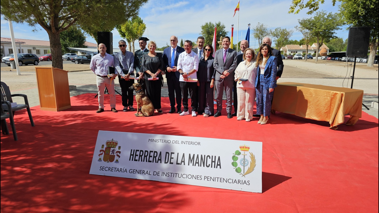 Autoridades y directora del centro junto al personal homenajeado