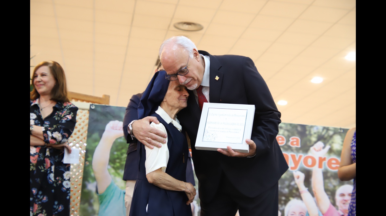Momento del reconocimiento municipal a las Hermanas de la Misericordia de Sées