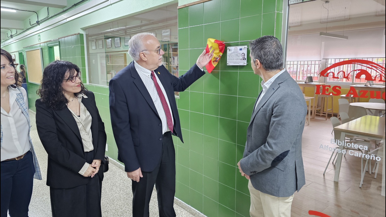 Julián Nieva inaugura la biblioteca junto a la concejala de Educación y al director del centro