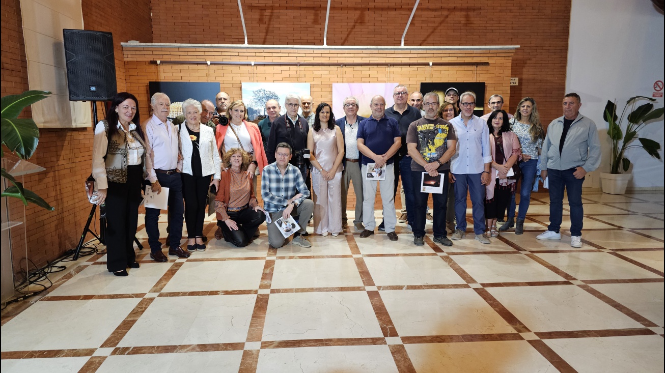 Algunos de los participantes junto a organizadores y autoridades