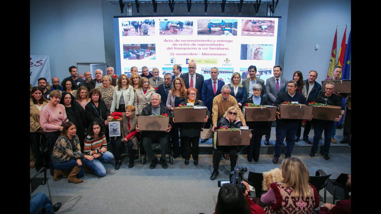 Foto conjunta con las familias tras recoger los restos exhumados en el cementerio
