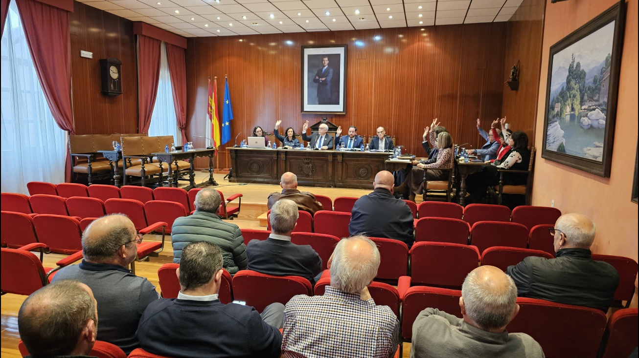 Votación de uno de los asuntos del pleno por parte de los concejales del equipo de gobierno