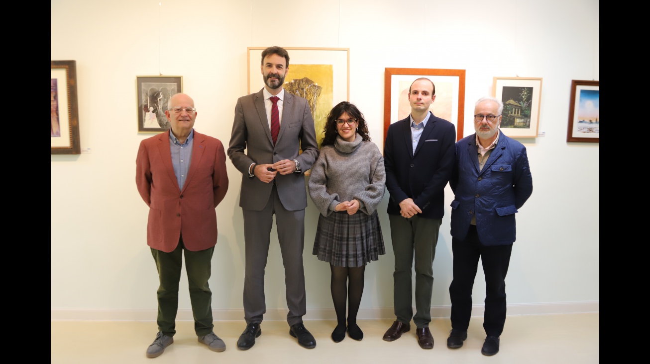 Concejales del Ayuntamiento junto al comisario de la exposición y al director de la revista