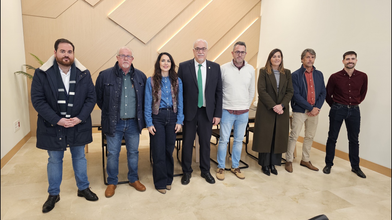 Autoridades municipales junto a responsables de la empresa Barahona