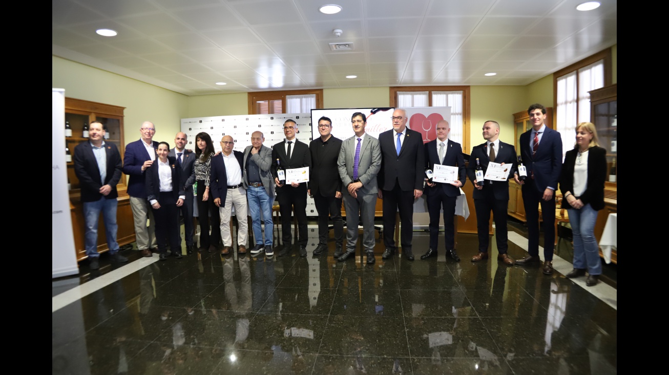 Ganador y finalistas junto a organizadores y autoridades