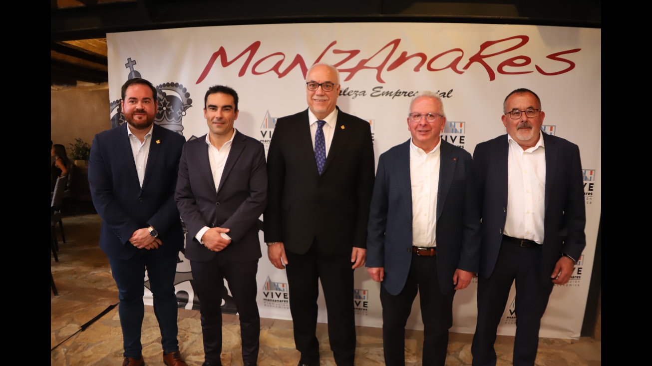 Julián Nieva y Pablo Camacho junto a representantes de las empresas reconocidas