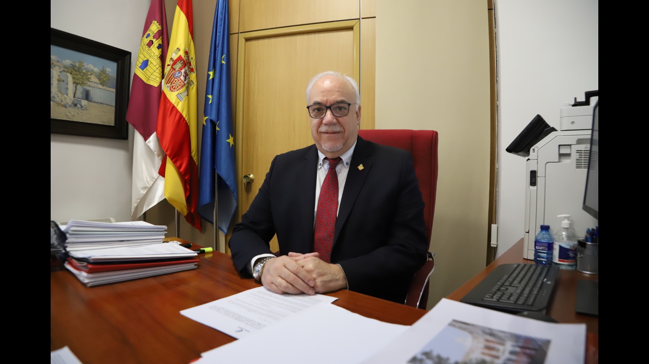 Julián Nieva en el despacho de Alcaldía