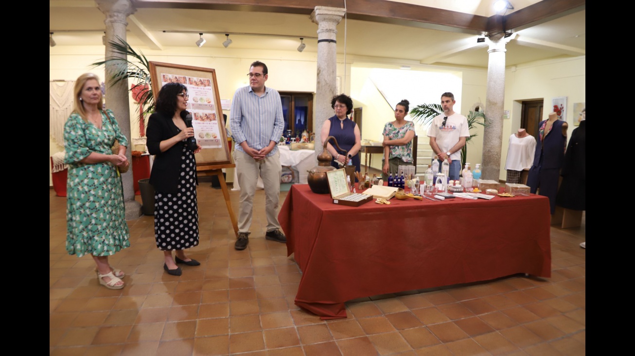 Inauguración exposición manualidades, corte y confección y cosmética natural UP (fin de curso 2025-26)