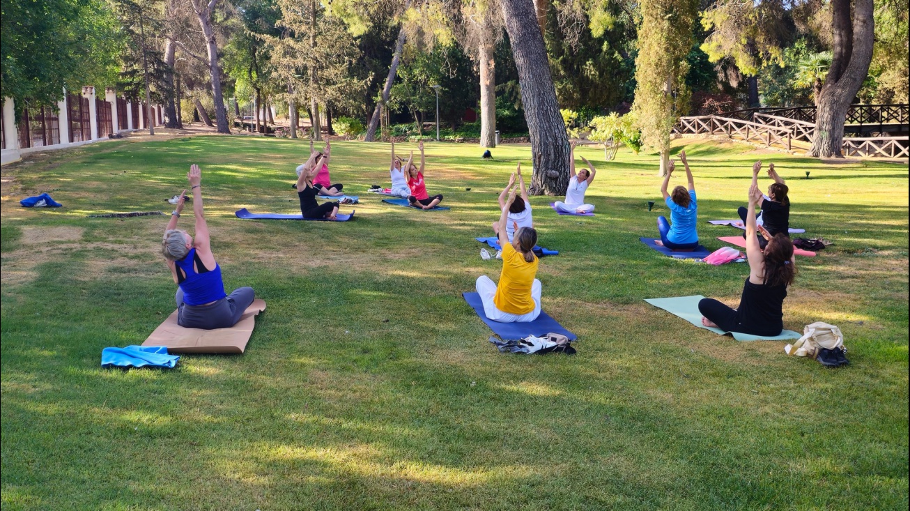 Clase de yoga en el parque Julián Gómez Cambronero