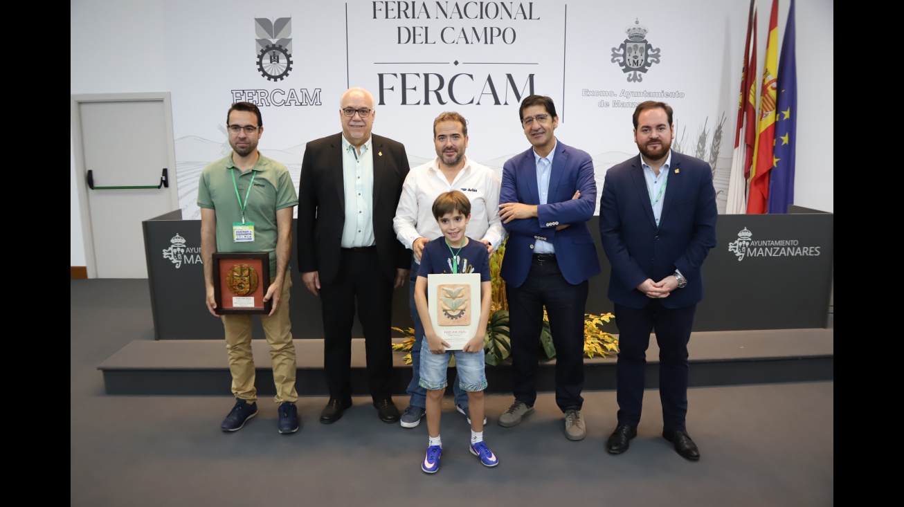 Autoridades con los ganadores de las medallas de oro de Fercam 2026